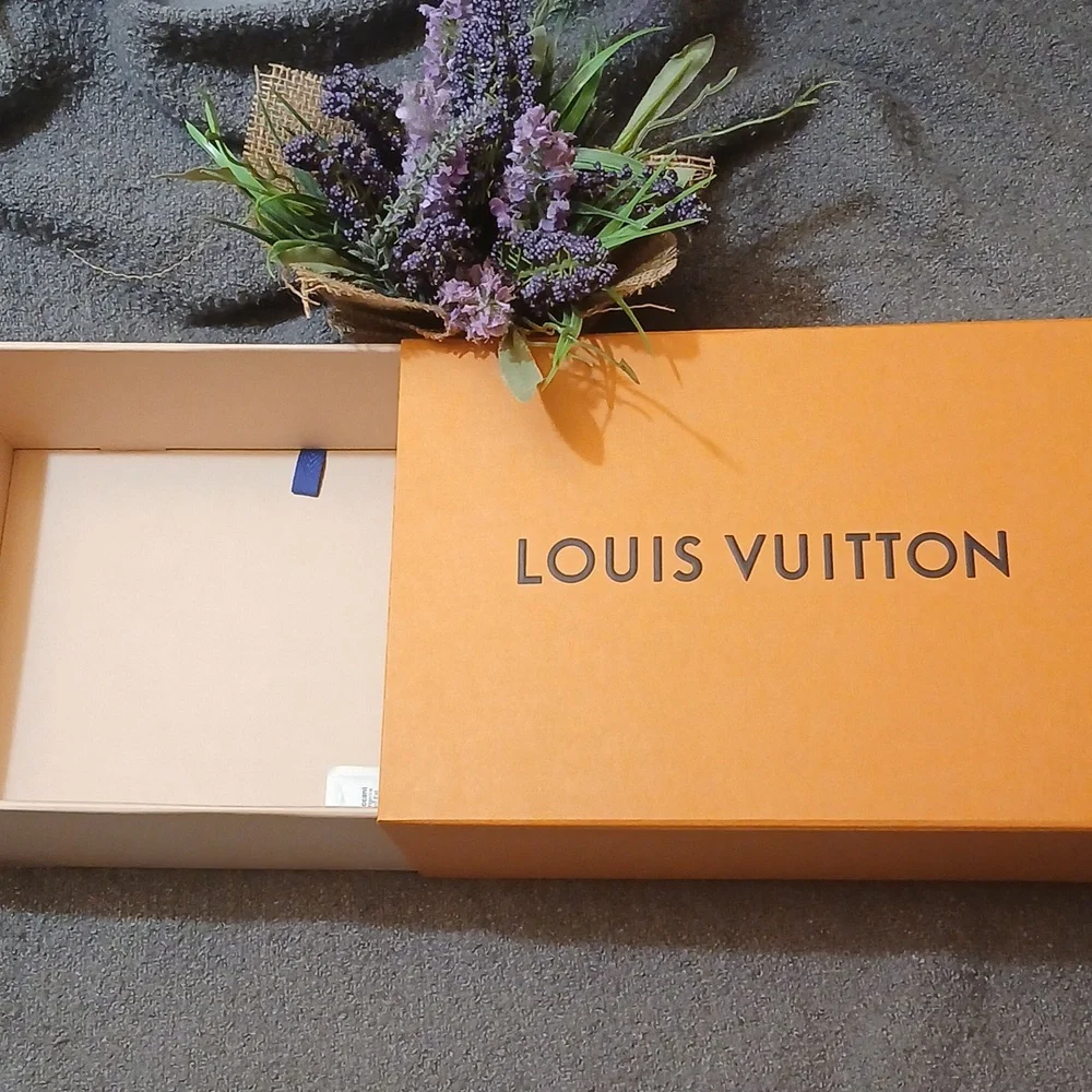 LV Gift Box - Picture 4 of 5